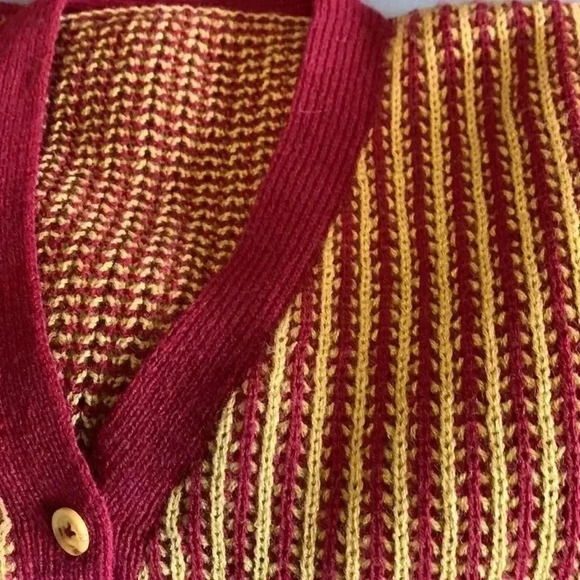 Source  Unknown, attractive fall V-neck cardigan. - Picture 4 of 4